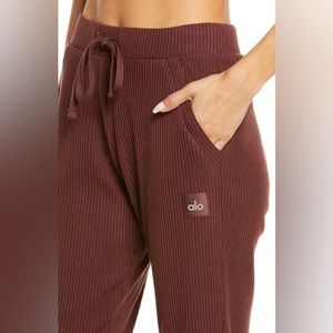 Alo Yoga Muse Sweatpants in maroon size small joggers